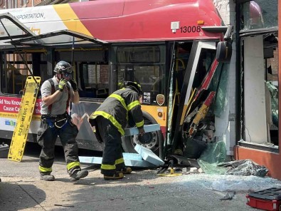 ABD'de Otobüs Kazasi Açiklamasi 17 Yarali