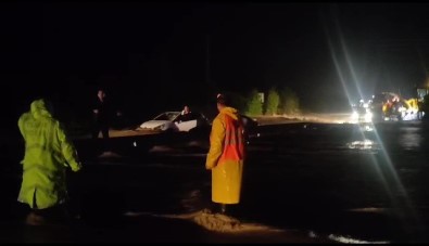 Amasya'da Sel Yolu Kapatti, Araçlar Yolda Mahsur Kaldi