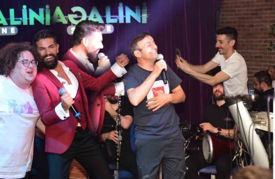 Mehmet Çevik Konuklari Ile Doyasiya Eglendirdi