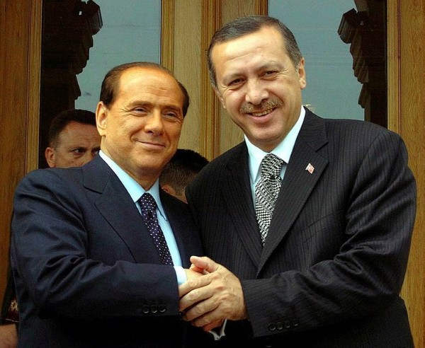 Başkan Erdoğan'dan Berlusconi için makale! 'Geride silinmez izler bıraktı'