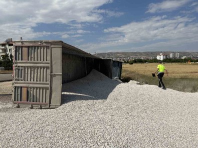 Elazig'da Micir Yüklü Tir Devrildi Açiklamasi 1 Yarali