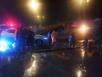 Izmir'i Sel Vurdu Açiklamasi Araçlar Suya Gömüldü, Yol Trafige Kapatildi