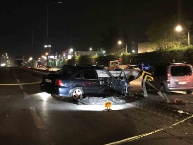 Otomobil, Bariyerlere Ok Gibi Saplandi Açiklamasi 1 Ölü, 1 Yarali