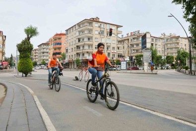Gaziantep'te Bisiklet Ve Elektrikli Scooter Sürücülerine Reflektif Yelek Dagitildi