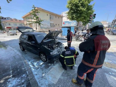 Isikta Bekleyen Otomobilin Motoru Alev Aldi