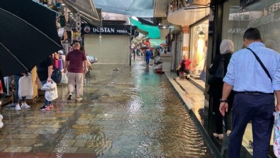 İzmir’i yine sel aldı: Şehrin kalbi sular altında! Haberi