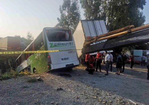Otobüs ile kamyon çarpıştı! Ölü ve yaralılar var