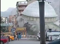 Haci Sait Camisi'nin Yikilma Ani Görüntülendi