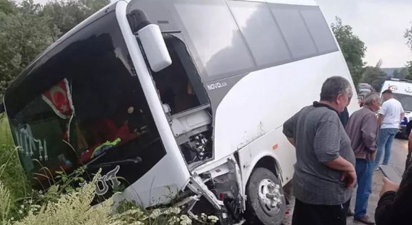 Bilecik’te midibüs ile otomobil çarpıştı: 11 yaralı