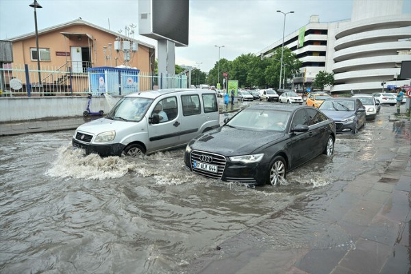 Ankara yine sele teslim! Mamak'ta köprüyü su bastı