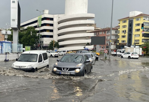 Ankara yine sele teslim! Mamak'ta köprüyü su bastı