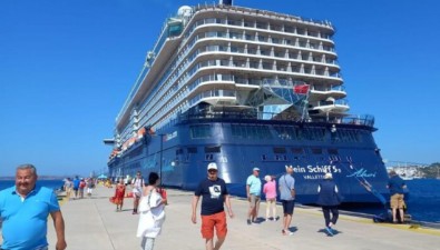 Dev gemi Bodrum'a 2 bin 539 yolcu ile geldi