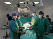 Hastanin Mesanesinden 11 Santim Büyüklügünde Iki Büyük Tas Ameliyatla Alindi