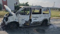 Park Halindeki Minibüs Alev Alev Yandi
