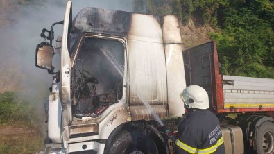 Seyir Halindeki Tir Alev Alev Yandi, Sürücü Canini Zor Kurtardi