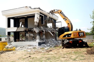 Tarim Arazisine Yapilan Kaçak Lüks Yapi Yerle Bir Edildi