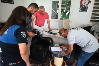 Yolda Buldugu 15 Bin Lirayi Sahibine Ulastirdi