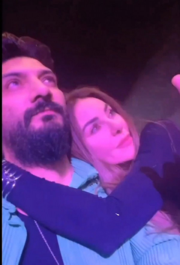 Konserde aşk pozu!