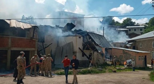 Erzurum'da büyük yangın! Alevler evlere sıçradı