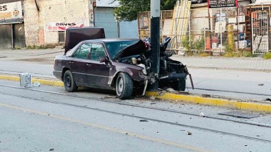 Tramvay Yolundaki Direge Çarpan Araçtaki 2 Kisi Yaralandi