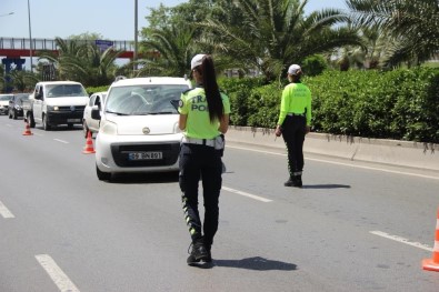 Bayram Tatilinde Izmir'de Her 15 Kilometrede Bir Trafik Ekibi