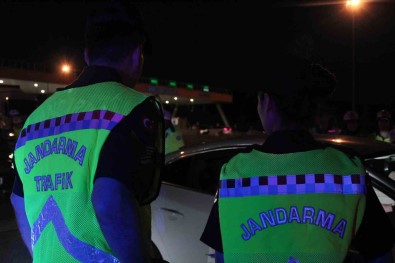 Bursa'da Bayram Tatiline Çikan Yolculari Il Jandarma Komutani Ve Il Emniyet Müdürü Ugurladi