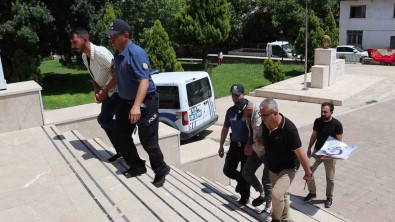 Çaldiklari Otomobille Geri Gelince Yakayi Ele Verdiler