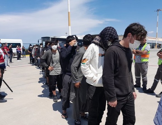 296 Afganistan'lı göçmen ülkelerine gönderildi