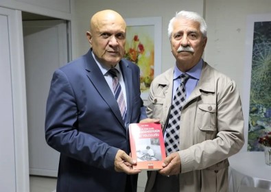 Prof. Dr. Yildiz'in Hayat Hayatini Konu Alan Kitabin Tanitimi Ve Imza Günü Yapildi