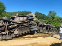 Saman Yüklü Tir Devrildi