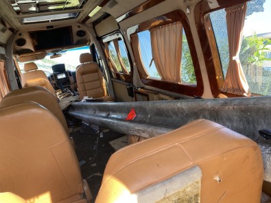 Antalya'da Dehsete Düsüren Kaza Açiklamasi Minibüsün Içinden Bariyer Geçti