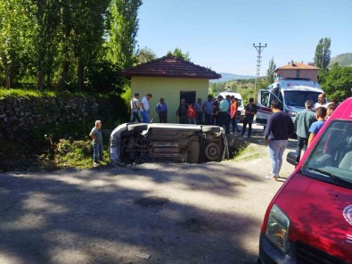 Kontrolden Çikan Otomobil Devrildi Açiklamasi 5 Yarali