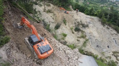 Sel Ve Heyelanlarin Yiktigi Yollar Yeniden Yapiliyor