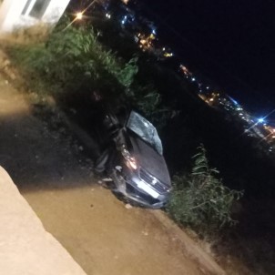 Otomobil Duvardan Asagi Devrildi