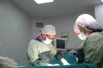 1 Saat Içinde 2 Hastasina Sezaryen Dogum Yaptirdi, Ardindan Kendisi Ayni Hastanede 2,5 Saat Süren Ameliyata Girdi