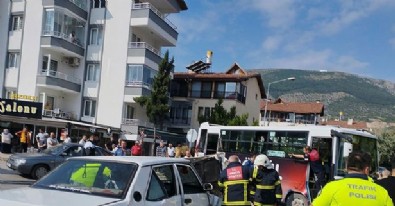 Amasya'da özel halk otobüsü ile otomobil çarpıştı: 5 yaralı