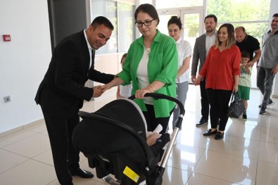 Baskan Erdogan, Belediye Personeliyle Bayramlasti