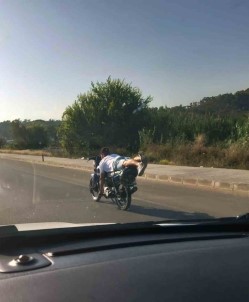 Motosiklet Üzerinde Yatarak Sürüs Pahaliya Patladi Açiklamasi 7 Bin 558 TL Ceza