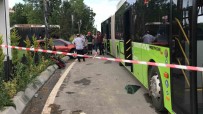 Otobüse Çarpan Otomobildeki Aileden 3 Kisi Hayatini Kaybetti