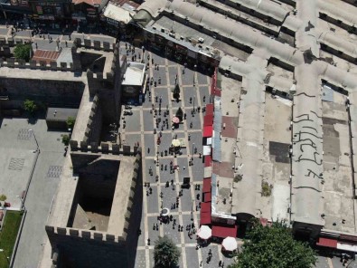 Tarihi Kapali Çarsi'da Bayram Yogunlugu