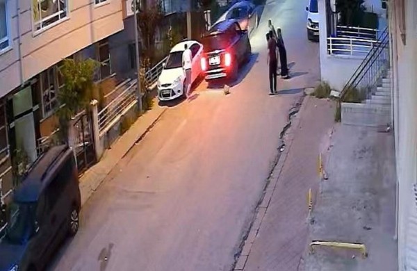 Evi terk eden eşine kızdı... Aracıyla gaza bastı: İşte kameraya yansıyan o vahşet!