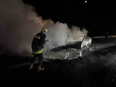 Bolu'da Alev Alev Yanan Otomobil Hurdaya Döndü