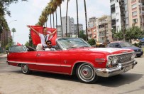 Dünya Ve Avrupa Sampiyonu Olan Nafia, Üstü Açik Otomobille Sevinç Turu Atti