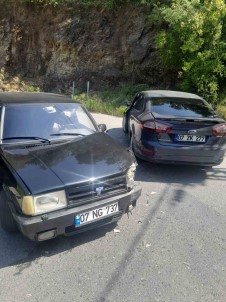 Antalya'da Iki Otomobil Çarpisti Açiklamasi 1 Yarali
