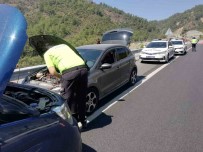 Fethiye'de Yolda Kalanlarin Imdadina Polis Ekipleri Yetisti