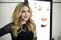 Hastaneye Kaldirilan Madonna'nin Dünya Turnesi Ertelendi