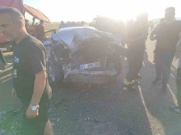 Tali Yoldan Çikan Traktör Ile Otomobil Çarpisti Açiklamasi 1'I Çocuk 5 Yarali