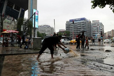 Ankara yine sele teslim! Yollar göle döndü! Vatandaşlar perişan oldu