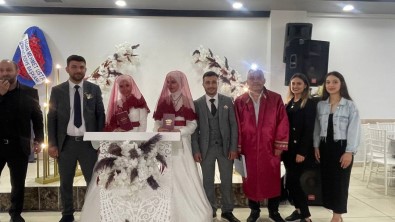 Bursa'da 2 Erkek Ve 2 Kiz Kardes Ayni Masada 'Evet' Dedi