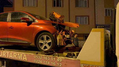 Bursa'da 2 Otomobil Kafa Kafaya Çarpisti Açiklamasi 4 Yarali